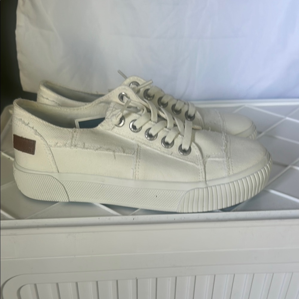 Stylish Cream Canvas Sneakers